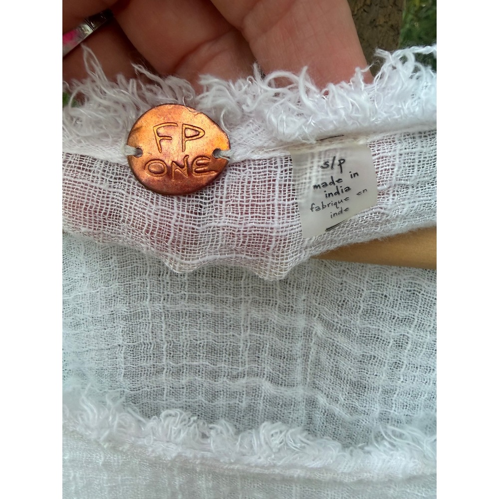 Free People FP One White Eyelet Gauze Boho Blouse Frayed Raw Hem Small - Picture 3 of 3